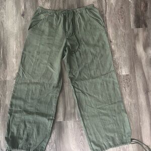 Woman’s wideleg parachute pants